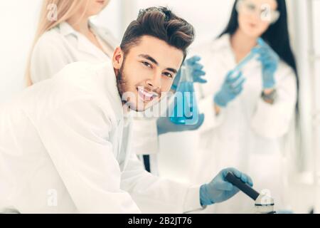 Eine Gruppe junger Wissenschaftler arbeitet an einem Impfstoff gegen Coronavirus Stockfoto