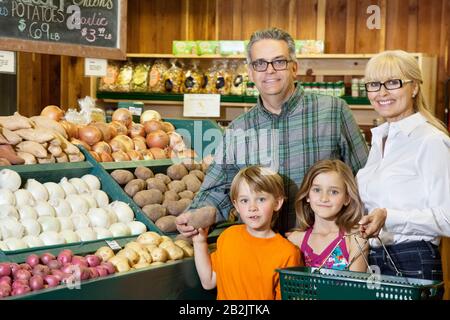 Porträt glücklicher Großeltern mit Kindern auf dem Markt Stockfoto