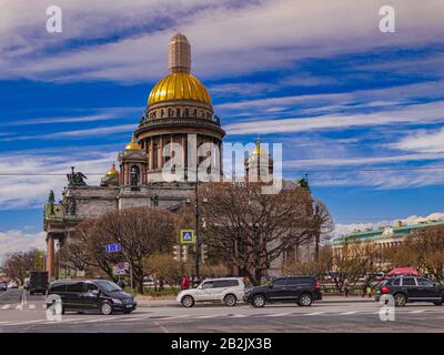 Sankt Petersburg/Russland; 15. Mai 2017: Kathedrale von Sankt Isaac, mit Auto und Menschen, die herumfahren, Sankt Petersburg, Russland Stockfoto