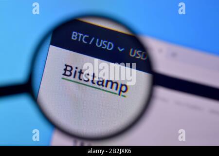 NY, USA - 29. FEBRUAR 2020: Homepage der Bitstamp-Website auf der Anzeige von PC, url - bitstamp.net. Stockfoto