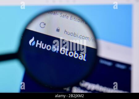 NY, USA - 29. FEBRUAR 2020: Homepage der huobi-Website auf der Anzeige von PC, url - huobi.com. Stockfoto