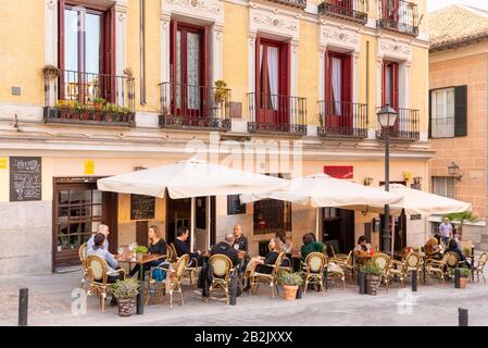 Outdoor-Tische der Bar im Viertel La Latina, Madrid, Spanien Stockfoto