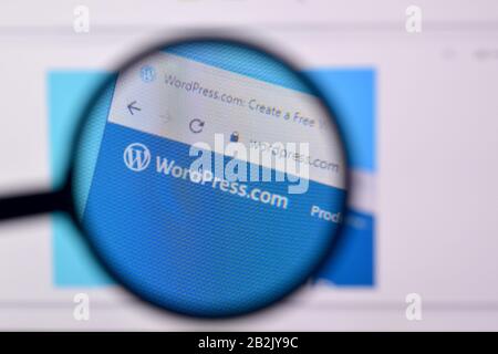 NY, USA - 29. FEBRUAR 2020: Homepage der WordPress Website auf der Anzeige von PC, url - wordpress.com. Stockfoto
