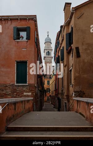 Venedig Italien, 17. Februar 2020. Zu Fuß auf den Straßen Venedigs und im Hintergrund die katholische Kirche Parrocchia di San Pantalon Stockfoto