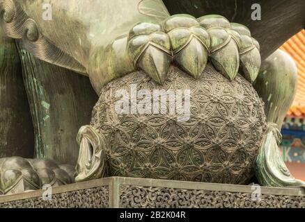 Detail eines Schutzlöwen der Ming-Dynastie, Hall of Supreme Harmony, (Taihedian auf Chinesisch), Verbotene Stadt, Peking, China Stockfoto