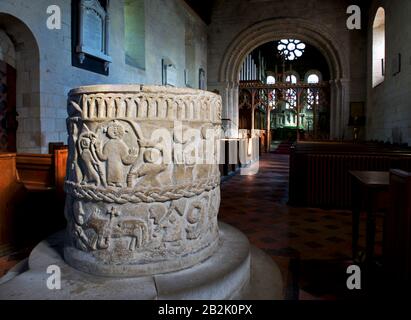 Die Schrift aus dem 12. Jahrhundert in der St Mary's Church im Dorf Kirkburn, East Yorkshire, England, Großbritannien Stockfoto