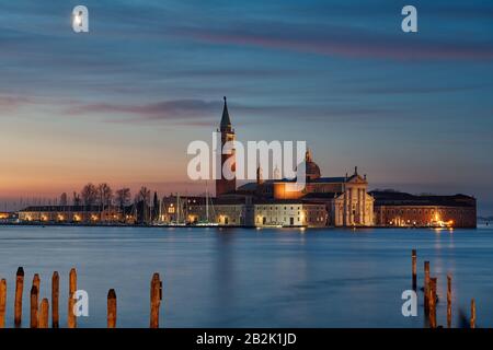 Farbenfroher Sonnenaufgang am Giudecca-Kanal zur Insel San Georgio Maggiore mit campanile und Kirche von Palladio, Stockfoto