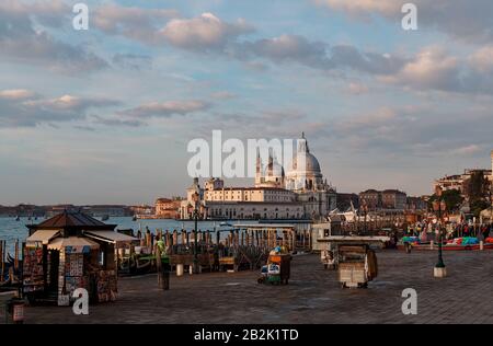 Ein Blick auf die Römisch-Katholische Kirche Santa Maria Della Salute und auf der linken Seite nur wenige Menschen für den Karneval Stockfoto