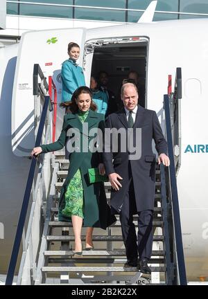 Der Herzog und die Herzogin von Cambridge gehen die Stufen des Flugzeugs hinunter, während sie vor ihrem dreitägigen Besuch in der Republik Irland am internationalen Flughafen von Dublin ankommen. Stockfoto