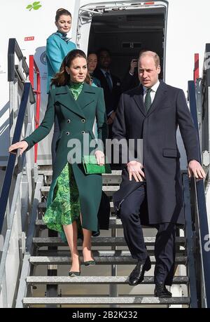 Der Herzog und die Herzogin von Cambridge gehen die Stufen des Flugzeugs hinunter, während sie vor ihrem dreitägigen Besuch in der Republik Irland am internationalen Flughafen von Dublin ankommen. Stockfoto