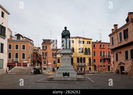 Venedig/Italien - 20. September 2020: Statue von Paolo SarPI, dem Staatsmann der Venezianer aus dem 16. Und 17. Jahrhundert, Campo Santa Fosca Stockfoto