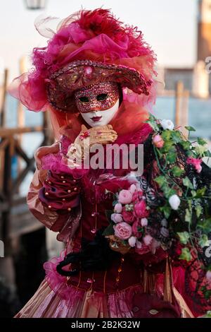 Venedig Italien, 19. Februar 2020. Frau in Kostüm und Maske fotografiert für den berühmten Karneval in Venetien. Stockfoto