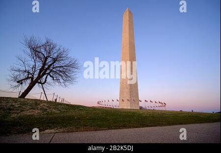 Washington Monument Fahnen Kreis in DC United States USA Stockfoto