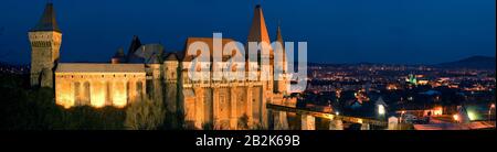 Stadt Hunedoara Hunyad Schloss in Transsylvanien Panorama Aus 8 Frames entfernt Stockfoto