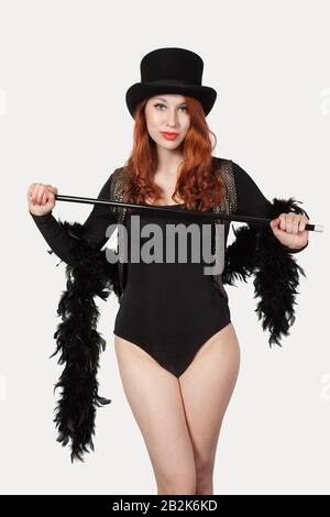 Porträt der jungen Frau altmodisches Zaubertracht, das vor grauem Hintergrund wegschaut Stockfoto