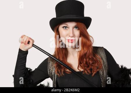 Portrait der Frau altmodisches Zaubertracht, das vor grauem Hintergrund wegschaut Stockfoto