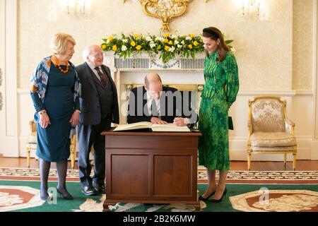 Aras An Uachtaráin, Irland. März 2020. Besuch in Irland - Dem Herzog und der Herzogin von Cambridge. Abbildung: HRH-Prinz William, Herzog von Cambridge und HRH Kate Middleton die Herzogin von Cambridge in Aras An Uachtaráin, wo sie Präsident von Irland/ Uachtarain na heireann Präsident Michael D Higgins und seine Frau Sabina bei ihrem Königlichen Besuch in Irland trafen. Foto: Sam Boal/Rollingnews.ie Credit: RollingNews.ie/Alamy Live News Stockfoto