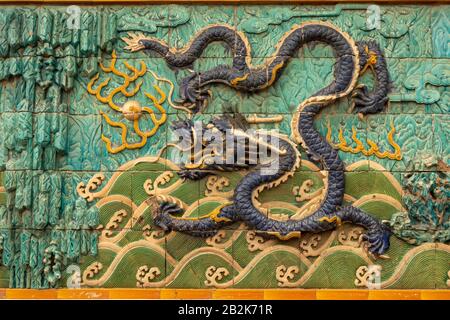 Bildschirm "Nine Dragons", Eingang zum Palast der Ruhigen Langlebigkeit, der Verbotenen Stadt, Peking, China Stockfoto