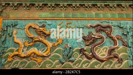 Bildschirm "Nine Dragons", Eingang zum Palast der Ruhigen Langlebigkeit, der Verbotenen Stadt, Peking, China Stockfoto