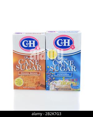 Irvine, KALIFORNIEN - 12. DEZEMBER 2014: Zwei Kisten C&H-Zucker. C&H vermarktet eine Vielzahl von Rohrzuckerprodukten, darunter weißes Granulat, Braun, Super Stockfoto