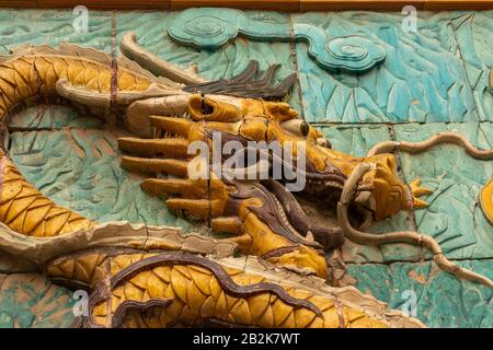 Bildschirm "Nine Dragons", Eingang zum Palast der Ruhigen Langlebigkeit, der Verbotenen Stadt, Peking, China Stockfoto