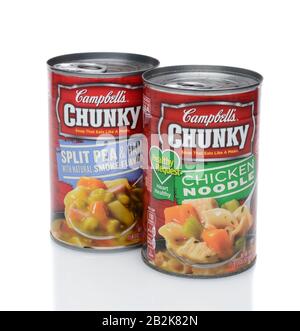 Irvine, CA - 12. DEZEMBER 2014: Zwei Dosen Campbell's Chunky Soup, Split Pea und Chicken Noodle. Der Hauptsitz befindet sich in Camden, New Jersey, Campbell's prod Stockfoto