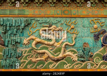 Bildschirm "Nine Dragons", Eingang zum Palast der Ruhigen Langlebigkeit, der Verbotenen Stadt, Peking, China Stockfoto