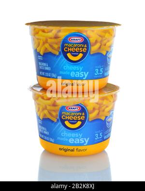 Irvine, CA - 11. Januar 2013: Zwei Behälter mit Kraft Macaroni und Käse - Easy Mac. Die verpackte Mahlzeit wurde erstmals 1937 während der Großen eingeführt Stockfoto