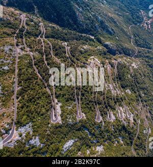 Luftbild einer der kurvenreichsten Straßen der Welt, in der Nähe von Kotor, Montenegro. In einer atemberaubenden Naturlandschaft Stockfoto