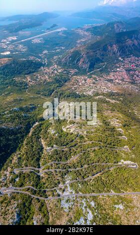 Luftbild einer der kurvenreichsten Straßen der Welt, in der Nähe von Kotor, Montenegro. In einer atemberaubenden Naturlandschaft Stockfoto