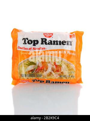 Irvine, CA - 21. Januar 2013: Ein 3-Unzen-Paket mit Top Ramen Chicken Flavor. Top Ramen wurde von Nissin Foods hergestellt und ist seitdem ein beliebter Ramen Noodle Stockfoto