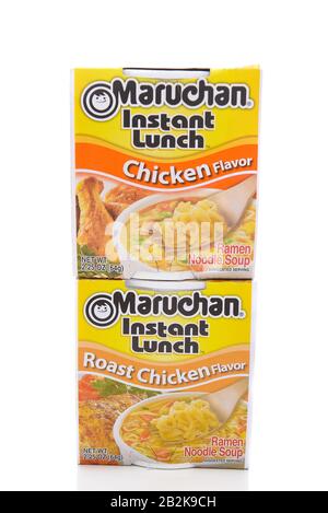 Irvine, KALIFORNIEN - 10. MÄRZ 2018: Maruchan Instant Lunch zwei Geschmacksrichtungen, Maruchan begann 1961 mit dem beliebten Instant-Lunch. Stockfoto