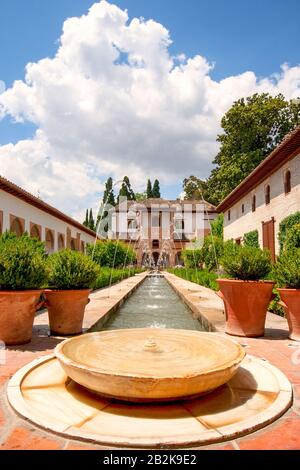 Im Innenhof der Festung Alhambra in Granada im Süden von Spanien Stockfoto