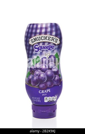 Irvine, KALIFORNIEN - 28. JUNI 2019: Eine 20-Unzen-Plastikflasche aus Smokers Grape Jelly. Stockfoto