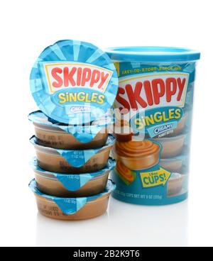 Irvine, CA - 12. SEPTEMBER 2014: Skippy Peanut Butter Wird Vertikal mit gestapeltem Inhalt Ausgekoppelt. Skippy, 1933 eingeführt und im Besitz von Hormel, ist der 2 Stockfoto