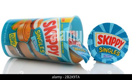 Irvine, CA - 12. SEPTEMBER 2014: Skippy Peanut Butter Singles Container auf seiner Seite. Skippy, eingeführt 1933, ist die zweitgrößte Erdnussmarke in der Stockfoto