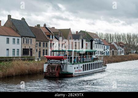 Damme Stadtbild mit Damme-Kanal (Damse Vaart), Belgien Stockfoto