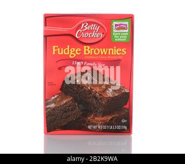 Irvine, CA - 05. Januar 2014: Betty Crocker Fudge Brownie Mix. Betty Crocker ist ein Markenname und eine Marke von General Mills. Stockfoto