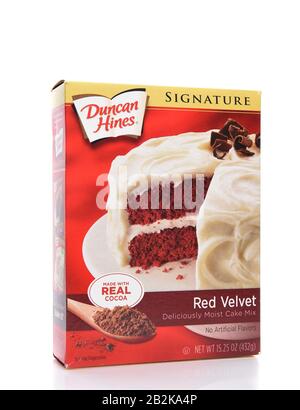 Irvine, KALIFORNIEN - 14. AUGUST 2019: Eine Schachtel mit Duncan Hines Red Velvet Cake Mix. Stockfoto