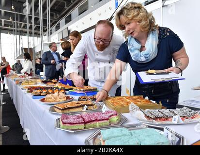 Erfurt, Deutschland. März 2020. Eine Jury bewertet Kuchen beim 6. Thüringer Tin-Kuchen-Wettbewerb im Rahmen der Thüringer Ausstellung. Die größte Verbrauchermesse in Thüringen startete am 29. Februar ihre 30. Ausgabe. 750 Aussteller präsentieren sich auf der Messe Erfurt. Bis zum 8. März werden dort mehrere Zehntausende Besucher erwartet. Kredit: Martin Schutt / dpa-Zentralbild / dpa / Alamy Live News Stockfoto