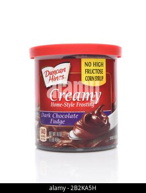 Irvine, KALIFORNIEN - 14. AUGUST 2019: Eine Wanne von Duncan Hines Dark Chocolate Fudge Creamy Home Style Frosting. Stockfoto