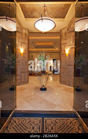 Glastüren öffnen sich zum luxuriösen Foyer Stockfoto