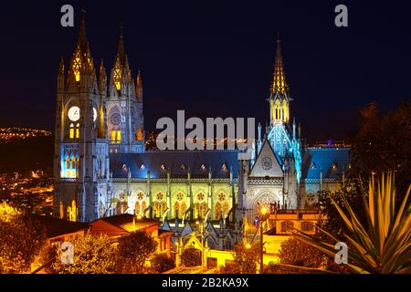 Basilika der nationalen Abstimmung durch die Nacht Quito Ecuador Stockfoto