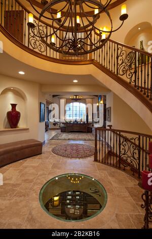 Luxuriöses Foyer mit Treppenhaus des geräumigen Hauses Stockfoto