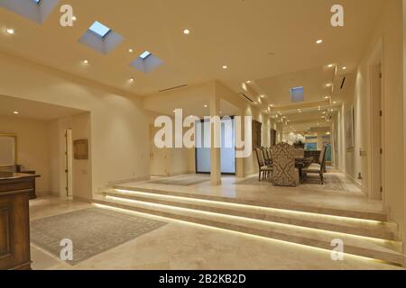 Blick durch das Foyer des Luxushauses Stockfoto