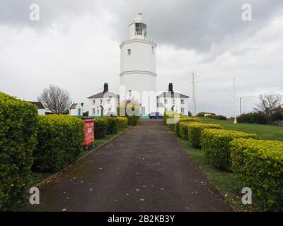 Broadstairs, Kent, Großbritannien. März 2020. Wetter in Großbritannien: Ein bewölkter Tag im Leuchtturm von North Foreland, an dem Wartungspersonal beobachtet wurde, wie er das Hauptlicht inspizierte. Seit 1499 wurde auf dem North Foreland ein Licht ausgestellt, das die Themse Estuary markiert und als Warnung vor der Nähe der Goodwin Sands gilt. Kredit: James Bell/Alamy Live News Stockfoto