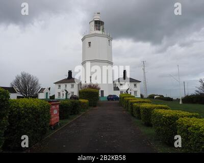 Broadstairs, Kent, Großbritannien. März 2020. Wetter in Großbritannien: Ein bewölkter Tag im Leuchtturm von North Foreland, an dem Wartungspersonal beobachtet wurde, wie er das Hauptlicht inspizierte. Seit 1499 wurde auf dem North Foreland ein Licht ausgestellt, das die Themse Estuary markiert und als Warnung vor der Nähe der Goodwin Sands gilt. Kredit: James Bell/Alamy Live News Stockfoto