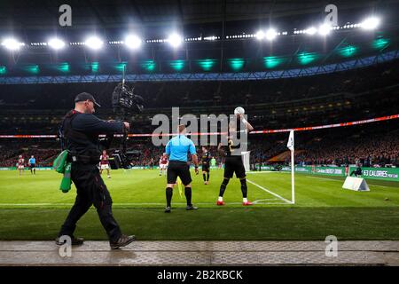 TV-Kameramann flims die Aktion während des Spiels - Aston Villa gegen Manchester City, Carabao Cup Finale, Wembley-Stadion, London, Großbritannien - 1. März 2020 nur redaktionelle Verwendung - es gelten Einschränkungen für DataCo Stockfoto