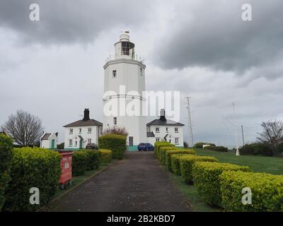 Broadstairs, Kent, Großbritannien. März 2020. Wetter in Großbritannien: Ein bewölkter Tag im Leuchtturm von North Foreland, an dem Wartungspersonal beobachtet wurde, wie er das Hauptlicht inspizierte. Seit 1499 wurde auf dem North Foreland ein Licht ausgestellt, das die Themse Estuary markiert und als Warnung vor der Nähe der Goodwin Sands gilt. Kredit: James Bell/Alamy Live News Stockfoto