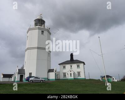 Broadstairs, Kent, Großbritannien. März 2020. Wetter in Großbritannien: Ein bewölkter Tag im Leuchtturm von North Foreland, an dem Wartungspersonal beobachtet wurde, wie er das Hauptlicht inspizierte. Seit 1499 wurde auf dem North Foreland ein Licht ausgestellt, das die Themse Estuary markiert und als Warnung vor der Nähe der Goodwin Sands gilt. Kredit: James Bell/Alamy Live News Stockfoto